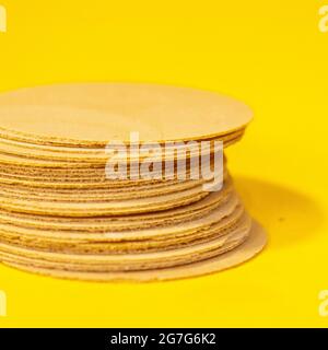 Amaranth-Waffeln isoliert auf gelbem Hintergrund. Eine typische Süßigkeit aus mexiko und lateinamerika. Stockfoto