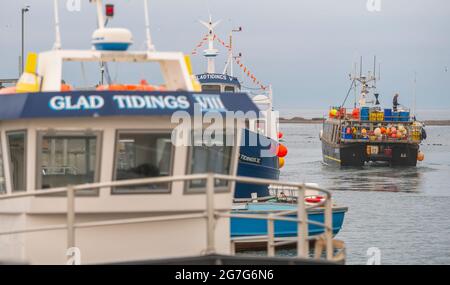 Seahouses Harbour, Seahouses Northumberland, Großbritannien. Juli 2021. Großbritannien, Großbritannien. Großbritannien England Geschäftswetterfischerei ein frühmorgendlicher Start für Seefischer, die vom Hafen von Seahouses in Northumberland, England, zur Nordsee fahren. Quelle: phil wilkinson/Alamy Live News Stockfoto