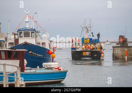 Seahouses Harbour, Seahouses Northumberland, Großbritannien. Juli 2021. Großbritannien, Großbritannien. Großbritannien England Geschäftswetterfischerei ein frühmorgendlicher Start für Seefischer, die vom Hafen von Seahouses in Northumberland, England, zur Nordsee fahren. Quelle: phil wilkinson/Alamy Live News Stockfoto