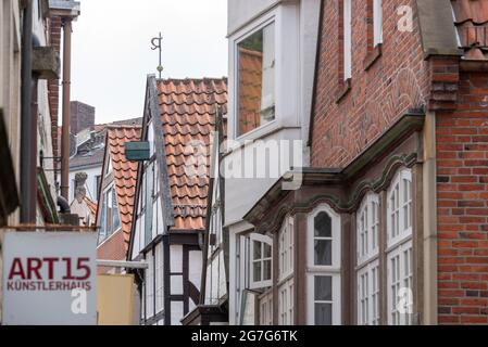 Bremen, Deutschland. Juli 2021. Blick in die engen Gassen des historischen Handwerkerviertels Schnoor in Bremen. Der Name Schnoor stammt aus der niederdeutschen Sprache und bedeutet Zeichenfolge. In der Vergangenheit waren die engen Gassen des Viertels eng mit bestimmten Handwerken verbunden. Es gab zum Beispiel einen Bereich, in dem Seile und Tauwerk hergestellt wurden. (Schnoor = Kabel). Im Laufe der Jahre wurde daraus der Name Schnoorviertel. Es gehört zu den Wahrzeichen von Bremen. Quelle: Stephan Schulz/dpa-Zentralbild/ZB/dpa/Alamy Live News Stockfoto