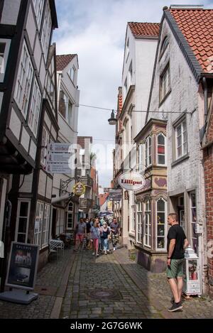 Bremen, Deutschland. Juli 2021. Blick in die engen Gassen des historischen Handwerkerviertels Schnoor in Bremen. Der Name Schnoor stammt aus der niederdeutschen Sprache und bedeutet Zeichenfolge. In der Vergangenheit waren die engen Gassen des Viertels eng mit bestimmten Handwerken verbunden. Es gab zum Beispiel einen Bereich, in dem Seile und Tauwerk hergestellt wurden. (Schnoor = Kabel). Im Laufe der Jahre wurde daraus der Name Schnoorviertel. Es gehört zu den Wahrzeichen von Bremen. Quelle: Stephan Schulz/dpa-Zentralbild/ZB/dpa/Alamy Live News Stockfoto