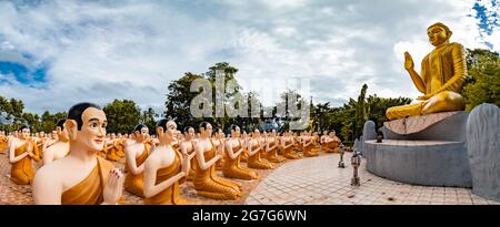 Wat Chak Yai Tempel, goldener buddha und Hunderte von Mönchen, in Chanthaburi, Thailand Stockfoto