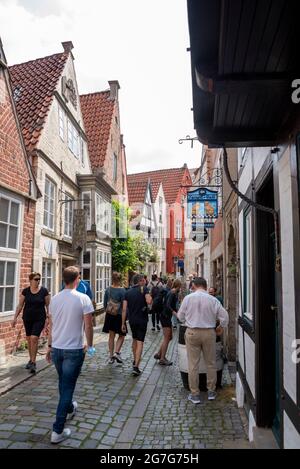 Bremen, Deutschland. Juli 2021. Blick in die engen Gassen des historischen Handwerkerviertels Schnoor in Bremen. Der Name Schnoor stammt aus der niederdeutschen Sprache und bedeutet Zeichenfolge. In der Vergangenheit waren die engen Gassen des Viertels eng mit bestimmten Handwerken verbunden. Es gab zum Beispiel einen Bereich, in dem Seile und Tauwerk hergestellt wurden. (Schnoor = Kabel). Im Laufe der Jahre wurde daraus der Name Schnoorviertel. Es gehört zu den Wahrzeichen von Bremen. Quelle: Stephan Schulz/dpa-Zentralbild/ZB/dpa/Alamy Live News Stockfoto