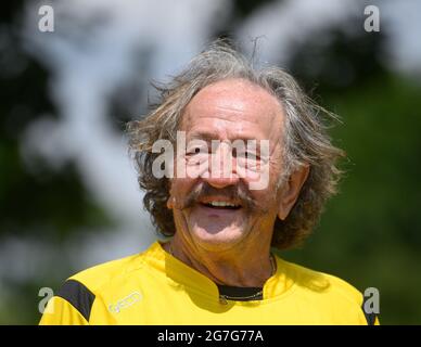 Dresden, Deutschland. Juli 2021. Karl-Heinz Bellmann, Entertainer und Starmoderator, steht auf dem Spielfeld auf der Clubparty '120 Jahre Sportfreunde 01 Dresden'. Quelle: Robert Michael/dpa-Zentralbild/dpa/Alamy Live News Stockfoto