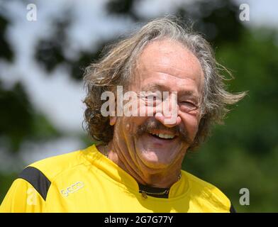 Dresden, Deutschland. Juli 2021. Karl-Heinz Bellmann, Entertainer und Starmoderator, steht auf dem Spielfeld auf der Clubparty '120 Jahre Sportfreunde 01 Dresden'. Quelle: Robert Michael/dpa-Zentralbild/dpa/Alamy Live News Stockfoto