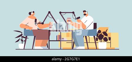 Podcasts im Gespräch mit Mikrofonen Aufnahme Podcast im Studio Podcasting Online-Radio-Broadcast-Konzept Stock Vektor