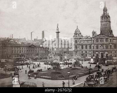 Eine Ansicht des George Square aus dem späten 19. Jahrhundert, dem wichtigsten Platz der Stadt Glasgow, Schottland. Benannt nach König George III und ursprünglich im Jahr 1781 angelegt, wurde es nicht für weitere zwanzig Jahre entwickelt. Die quadratische Gedenksäule für Walter Scott ist von architektonisch wichtigen Gebäuden umgeben, darunter (rechts) die palastartigen Municipal Chambers, auch bekannt als City Chambers, deren Grundstein 1883 gelegt wurde. Stockfoto