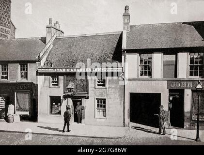 Eine Ansicht des Tam O'Shanter Inn aus dem späten 19. Jahrhundert in Ayr, Schottland. Das attraktive reetgedeckte Gebäude ist seit fast 250 Jahren ein Pub (abgesehen von einem Zauber in den 50er Jahren als Museum für Burns und Tam O'Shanter). In Burns epischem Gedicht gilt der Pub als Ausgangspunkt für Tam O'Shanters betrunkene Reise. Stockfoto