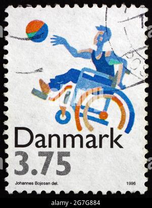 DÄNEMARK - UM 1996: Eine in Dänemark gedruckte Marke, die dem Behindertensport gewidmet ist, um 1996 Stockfoto