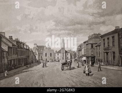 Eine Ansicht der High Street aus dem späten 19. Jahrhundert in Lanark, einer Stadt im zentralen Gürtel Schottlands. Am unteren Ende der Hauptstraße befindet sich die St. Nichola Parish Church mit einer 8 Meter hohen Statue von William Wallace im Kirchturm. Wallace war ein wichtiger Anführer der schottischen Unabhängigkeitskriege, von denen bekannt ist, dass er 1297 in Lanark das erste Mal "sein Schwert zerschlagen hat, um sein Heimatland zu befreien", und dabei den englischen Sheriff Haselrig tötete Stockfoto