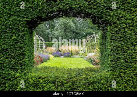 Blick auf den Mary Rose Garden im Waterperry Garden Wheatley Oxfordshire UK Stockfoto