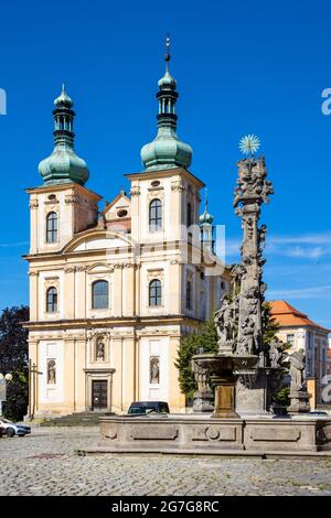 Kostel Nanebevzetí Panny Marie, zamek Duchcov (narodni kulturni pamatka), Ustecky kraj, Ceska republika / Duchcov Schloss und Kirche, Nordböhmen, CZ Stockfoto