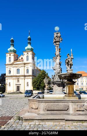 Kostel Nanebevzetí Panny Marie, zamek Duchcov (narodni kulturni pamatka), Ustecky kraj, Ceska republika / Duchcov Schloss und Kirche, Nordböhmen, CZ Stockfoto