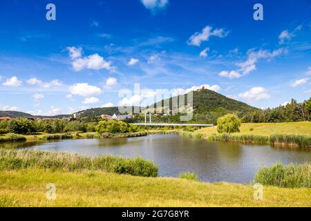 Hrad Hněvín, die Meisten, LANDSCHAFTSSCHUTZGEBIETES des Böhmischen Mittelgebirges, severní Čechy, Česká republika/Hněvín Burg, Stadt, Mittelböhmische Hochland, Nordböhmen, Tschechische r Stockfoto