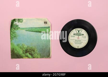 Alte Schallplatte der populären sowjetischen Lieder. 8-Zoll-Vinyl aus der Akkord-Fabrik in Leningrad. Aufzeichnung bis 1956-1958. Side A. Odessa, Ukraine - A Stockfoto