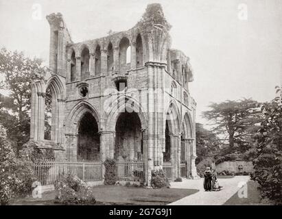 Eine Ansicht der Dryburgh Abbey am Ufer des Flusses Tweed aus dem späten 19. Jahrhundert wurde 1150 gegründet und wiederholt von den englischen Truppen verbrannt, wurde schließlich 1544 zerstört. Nach der schottischen Reformation. Es wurde vom 11. Earl of Buchan gekauft, dem Gründer der Society of Antiquaries of Scotland und einem Patron der Künste und Wissenschaften, der dort den Rest seines Lebens lebte. Buchan, ein Zeitgenosse von Sir Walter Scott, überredete Scott, Dryburgh wegen seiner Haig-Vorfahren als Begräbnisstätte zu wählen. Stockfoto