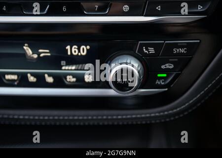 Belüftungssystem und Klimataste in einem Auto. Klimaanlage im Auto. Das Display zeigt die Temperatur im Fahrzeug an. Kühlluft Stockfoto