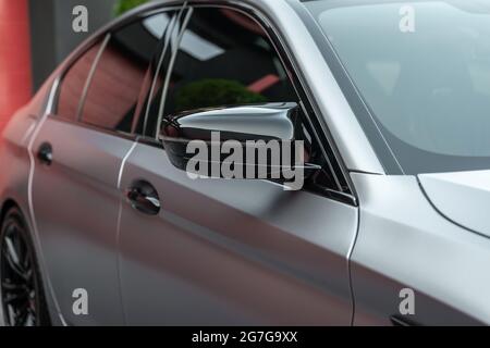 Vorderansicht der metallischen Farbe modernen Sportwagen Nahaufnahme. Rückspiegel und Türen. Äußere Details Stockfoto