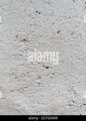Grauer Beton mit Gips hell gemalten Wand monochromen Hintergrund. Schwarz-weiße Steinhaus Kalkstein Zaun Textur. Platz für das Textzeichen des kopieren Stockfoto