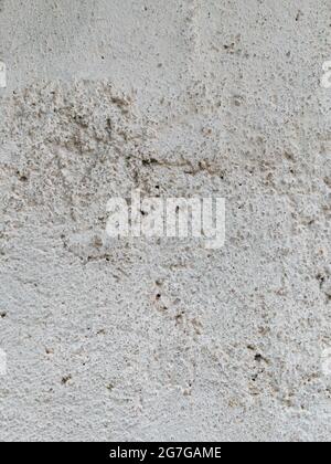 Grauer Beton mit Gips hell gemalten Wand monochromen Hintergrund. Schwarz-weiße Steinhaus Kalkstein Zaun Textur. Platz für das Textzeichen des kopieren Stockfoto