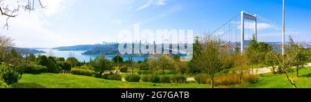 Panoramablick auf die Fatih Sultan Mehmet Brücke und das Stadtbild von Istanbul von Otagtepe. Istanbul Panoramablick. Bosporus und Brücken. Die Türkei ist in den Hintergrund gekommen Stockfoto