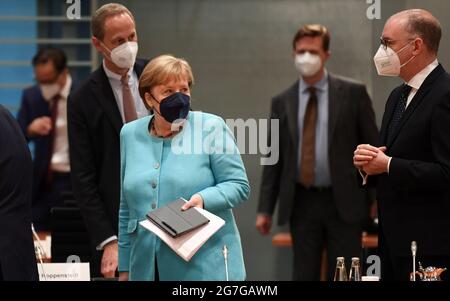 Berlin, Deutschland. Juli 2021. Die deutsche Bundeskanzlerin Angela Merkel (CDU) kommt mit einer Maske beim Kanzleramt an der Kabinettssitzung an. Kredit: Annegret Hilse/Reuters/Pool/dpa/Alamy Live Nachrichten Stockfoto