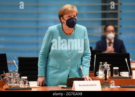 Berlin, Deutschland. Juli 2021. Bundeskanzlerin Angela Merkel (CDU) steht während einer Kabinettssitzung in einer Maske im Kanzleramt. Kredit: Annegret Hilse/Reuters/Pool/dpa/Alamy Live Nachrichten Stockfoto