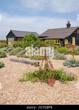 Prospect Cottage eine viktorianische Fischerhütte und ein Kiesstrand an der Küste in Dungeness, Kent England Sommer 2021 - Derek Jarmans Haus Stockfoto