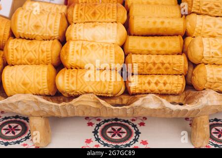 Der fertige frittierte Käse liegt auf dem dekorativen Tablett auf der Theke des Cafés im Freien. Nationale Küche. Ruhe und Reise. Geschmack und Genuss. Natürliche Lebensmittel. Aufz Stockfoto