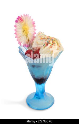 Eiscreme mit Himbeeren in blauer Glasschale mit farbenfroher Papierblumen-Dekoration isoliert auf weißem, kopiertem Raum Stockfoto