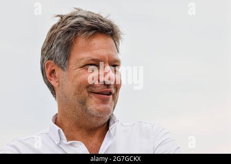 12. Juli 2021, Schleswig-Holstein, Klixbüll: Robert Habeck (Bündnis 90/die Grünen) spricht während einer Wahlkampfveranstaltung im Landkreis Nordfriesland. Bis zum 30. Juli 2021 ist der Politiker als Spitzenkandidat und Co-Bundesvorsitzender seiner Partei auf einer Küstenreise in Schleswig-Holstein. Foto: Frank Molter/dpa Stockfoto