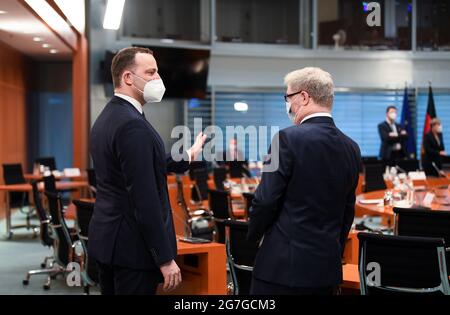 Berlin, Deutschland. Juli 2021. Bundesgesundheitsminister Jens Spahn (CDU, l) nimmt an der Kabinettssitzung im Bundeskanzleramt Teil. Kredit: Annegret Hilse/Reuters/Pool/dpa/Alamy Live Nachrichten Stockfoto