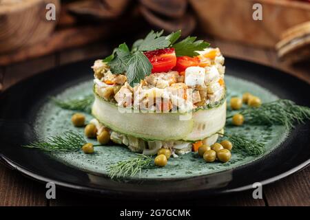 Das Restaurant garnierte russischen olivier-Salat Stockfoto