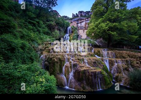 Wasserfall in Orbaneja del Castillo, einem Dorf, das von einer Karstlandschaft umgeben ist. Burgos Stockfoto