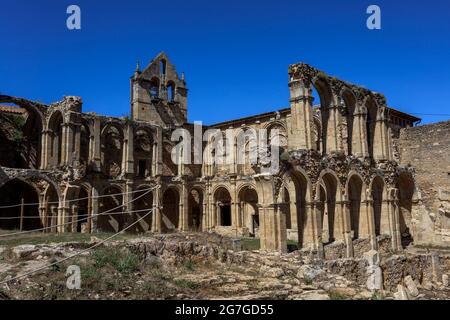 Klosterruinen des Klosters Santa Maria de Rioseco in der Provinz Burgos. Spanien Stockfoto