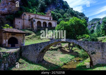 Die Einsiedelei Santa Maria de la Hoz und die römische Brücke im Dorf Tobera. Burgos. Spanien Stockfoto