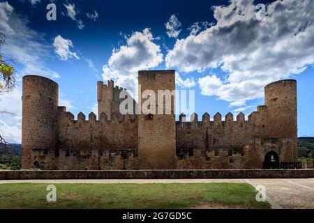 Das Dorf und die Burg von Frías, die auf einem Hügel erbaut wurde, gilt als eines der schönsten Dörfer Spaniens. Burgos Provinz. Spanien. Stockfoto