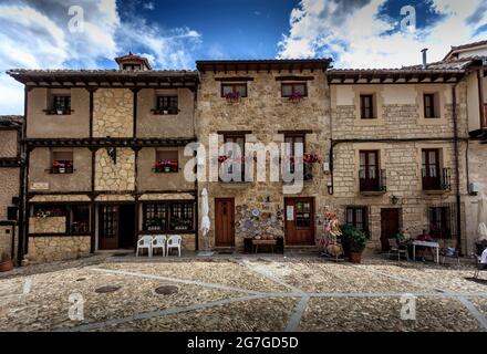 Alte Steinhäuser in FRIAS, einem Dorf auf einem Hügel. Es gilt als eines der schönsten Dörfer Spaniens. Burgos Provinz, Spanien Stockfoto