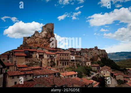 Das Dorf und die Burg von Frías, die auf einem Hügel erbaut wurde, gilt als eines der schönsten Dörfer Spaniens. Burgos Provinz. Spanien Stockfoto