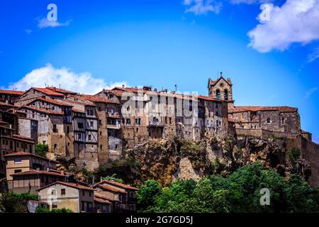 Steinhäuser, die auf einem Felsen im Dorf Frías hängen. Es gilt als eine der schönsten Städte Spaniens. Burgos Provinz. Spanien Stockfoto