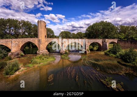 Eine Brücke aus dem Mittelalter über den Ebro, die auf einer alten römischen Brücke im befestigten Dorf Frías erbaut wurde. Burgos. Spanien Stockfoto