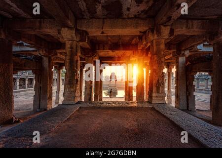 Blick auf Sonnenaufgang in Pushkarni, Sri Krishna Tank in Ruinen. südseite des Pools mit Schrein. Felsbrocken und Berge am Horizont. Hampi, Karnataka, Indien. Stockfoto