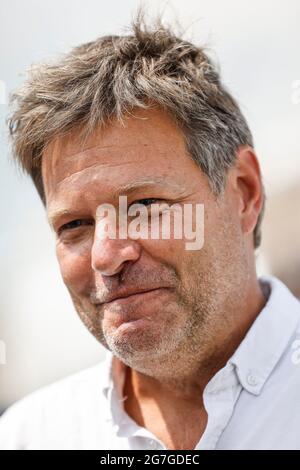 12. Juli 2021, Schleswig-Holstein, Klixbüll: Robert Habeck (Bündnis 90/die Grünen) lacht am Rande einer Wahlkampfveranstaltung im Landkreis Nordfriesland. Bis zum 30. Juli 2021 ist der Politiker als Spitzenkandidat und Co-Bundesvorsitzender seiner Partei auf einer Küstenreise durch Schleswig-Holstein. Foto: Frank Molter/dpa Stockfoto