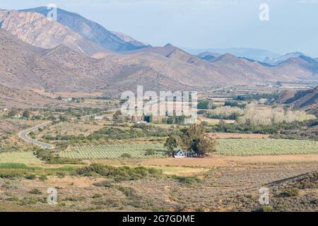 Der Blick vom Kredouw Pass auf der R407 in das Prince Albert Valley. Die Swartberg Mountains sind sichtbar Stockfoto