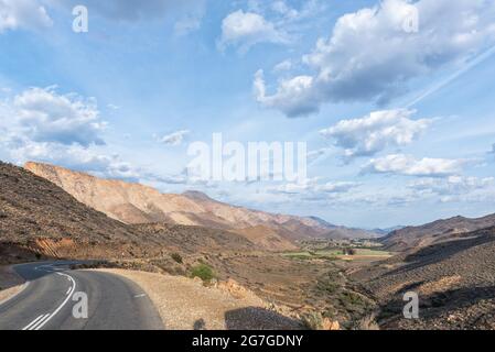 Der Blick vom Kredouw Pass auf der R407 in das Prince Albert Valley. Die Swartberg Mountains sind sichtbar Stockfoto