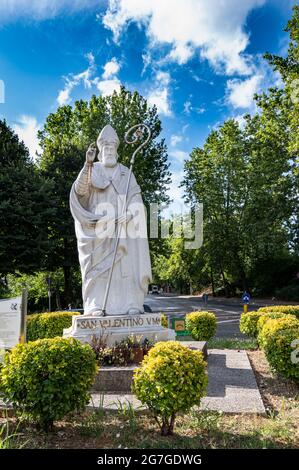 terni,italien juli 14 2021:Statue von san valentino am Kreisverkehr in der Nähe der Kirche in terni Stockfoto