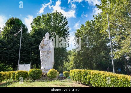 terni,italien juli 14 2021:Statue von san valentino am Kreisverkehr in der Nähe der Kirche in terni Stockfoto