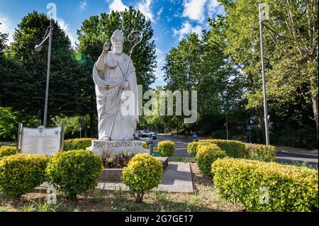 terni,italien juli 14 2021:Statue von san valentino am Kreisverkehr in der Nähe der Kirche in terni Stockfoto