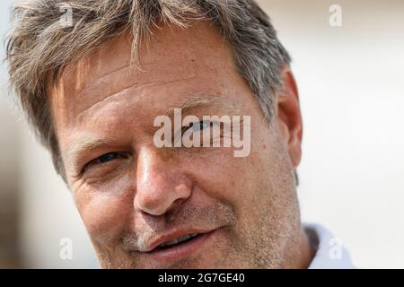 12. Juli 2021, Schleswig-Holstein, Klixbüll: Robert Habeck (Bündnis 90/die Grünen) lacht am Rande einer Wahlkampfveranstaltung im Landkreis Nordfriesland. Bis zum 30. Juli 2021 ist der Politiker als Spitzenkandidat und Co-Bundesvorsitzender seiner Partei auf einer Küstenreise durch Schleswig-Holstein. Foto: Frank Molter/dpa Stockfoto