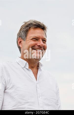 12. Juli 2021, Schleswig-Holstein, Klixbüll: Robert Habeck (Bündnis 90/die Grünen) lacht am Rande einer Wahlkampfveranstaltung im Landkreis Nordfriesland. Bis zum 30. Juli 2021 ist der Politiker als Spitzenkandidat und Co-Bundesvorsitzender seiner Partei auf einer Küstenreise durch Schleswig-Holstein. Foto: Frank Molter/dpa Stockfoto